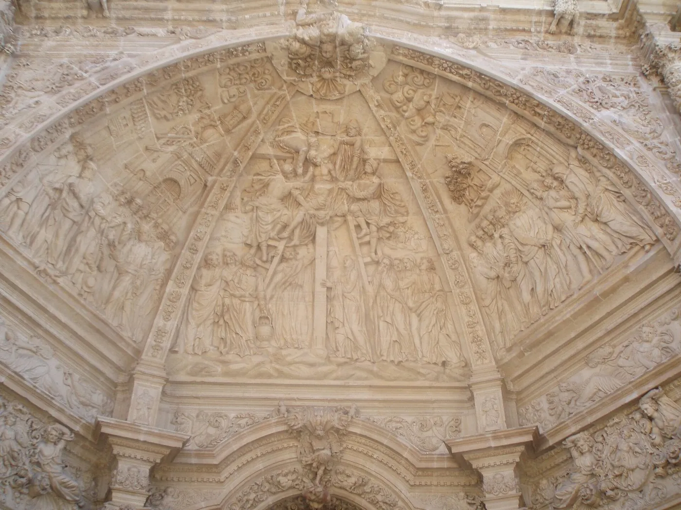 Relieves en una de las portadas de la Catedral de Astorga, Spain